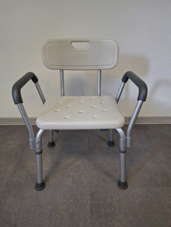 Lietots Dušas krēsls ar roku balstiem 02-6055